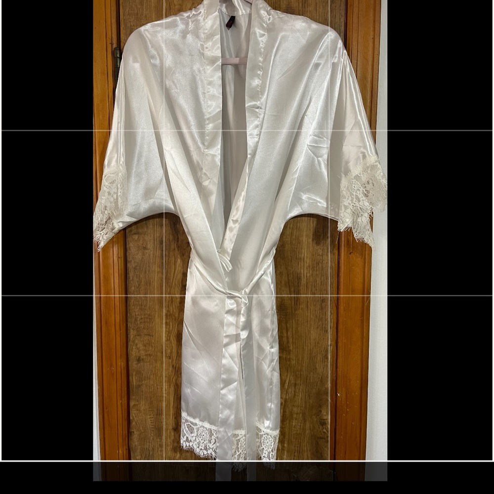 Avidrove white satin robe for women